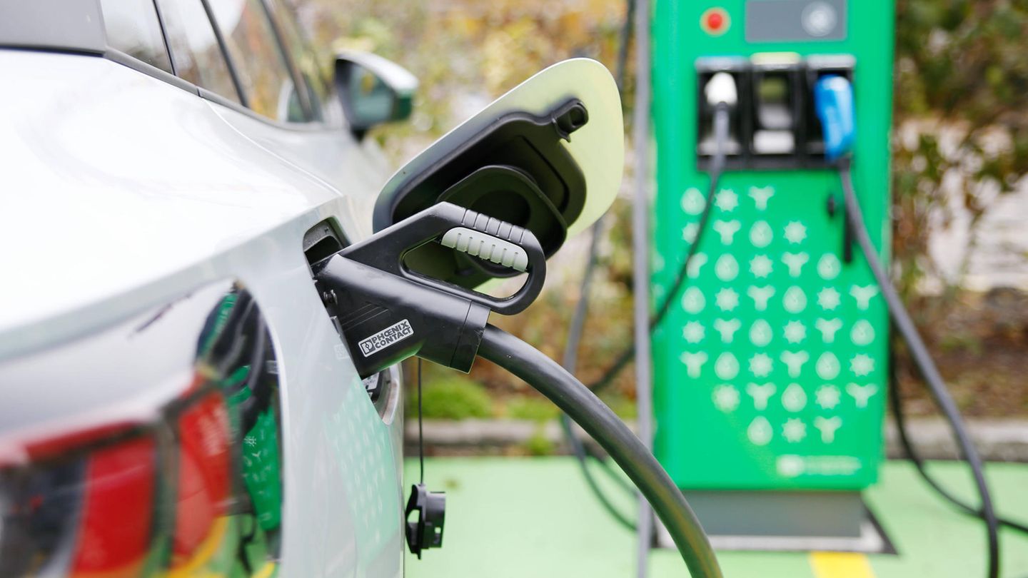 Ein Elektroauto lädt an einer Ladestation
