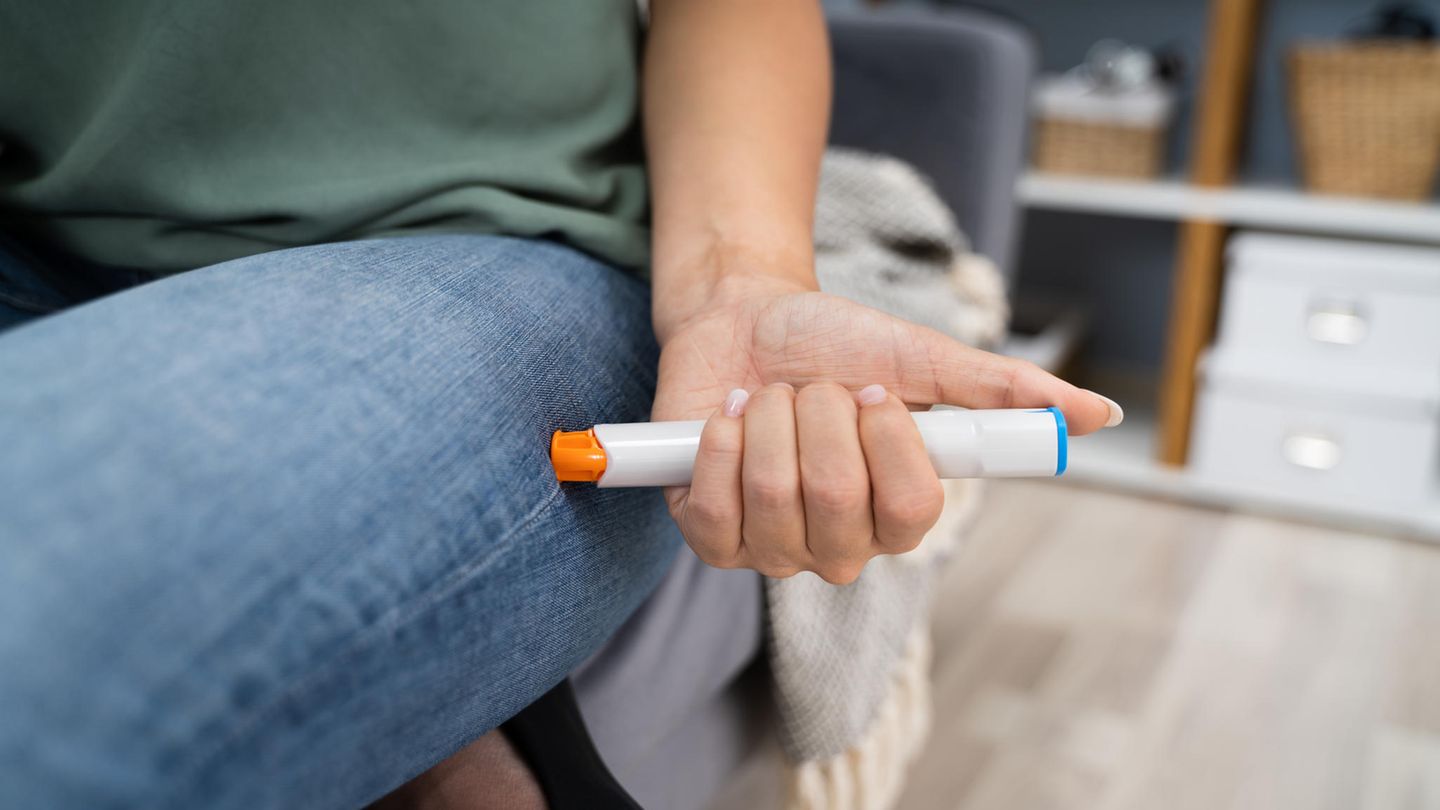 First aid: 19-year-old shows how adrenaline pens really help with allergies