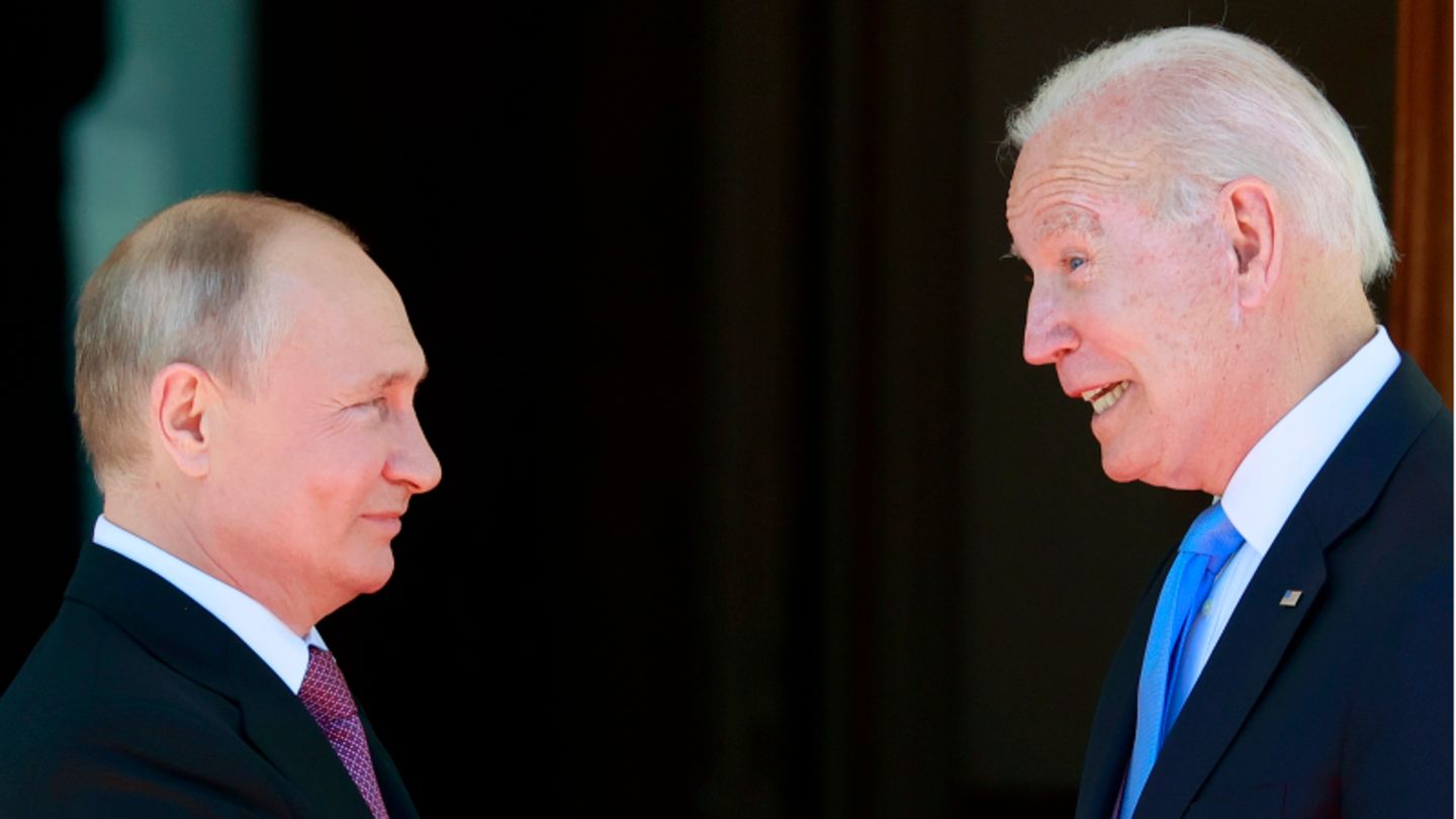 Russlands Präsident Wladimir Putin (l.) und US-Präsident Joe Biden