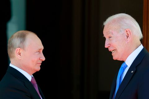 Russlands Präsident Wladimir Putin (l.) und US-Präsident Joe Biden