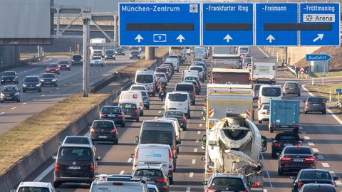 Autos und Lastwagen stauen sich auf der A9 bei München