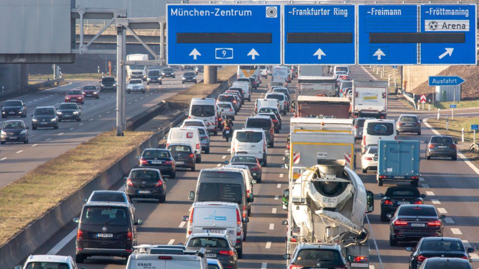 Autos und Lastwagen stauen sich auf der A9 bei München
