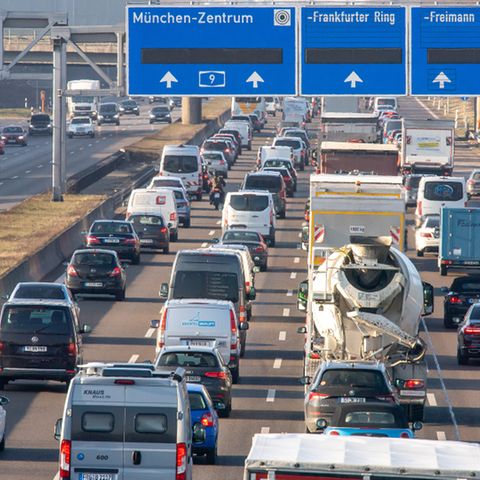 Autos und Lastwagen stauen sich auf der A9 bei München