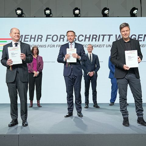 Die Spitzenvertreter der Ampel-Parteien präsentieren den unterzeichneten Koalitionsvertrag