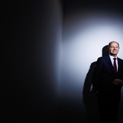 Geboren in Osnabrück, gefühlt aber nach Helmut Schmidt und Willy Brandt seit Mittwoch der dritte Hanseat im Kanzleramt: der einstige Hamburger Bürgermeister und Vizekanzler Olaf Scholz, 63