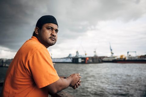 Am anderen Ende der Welt: Kaskun Eteri, 41, im Hamburger Hafen. In Kiribati warten seine Frau und drei Kinder. Aber er darf nicht einreisen