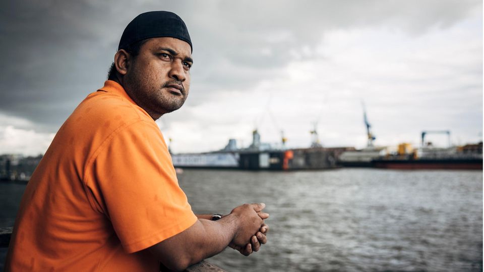 Am anderen Ende der Welt: Kaskun Eteri, 41, im Hamburger Hafen. In Kiribati warten seine Frau und drei Kinder. Aber er darf nicht einreisen