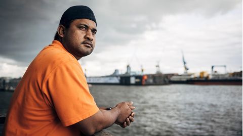 Am anderen Ende der Welt: Kaskun Eteri, 41, im Hamburger Hafen. In Kiribati warten seine Frau und drei Kinder. Aber er darf nicht einreisen