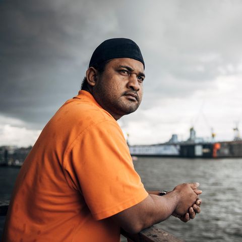 Am anderen Ende der Welt: Kaskun Eteri, 41, im Hamburger Hafen. In Kiribati warten seine Frau und drei Kinder. Aber er darf nicht einreisen