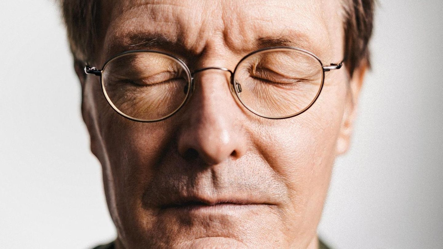 *** SPECIAL FEE *** Karl Wilhelm Lauterbach (SPD), Politiker, Mediziner und Gesundheitsoekonom, Mitglied des Deutschen Bundestages, fotografiert neben dem Bundestag in Berlin, Reichstag, Deutschland, Europa, Einzelportrait, Politik, Sozialdemokrat, ... Portrait von Karl Lauterbach mit geschlossenen Augen