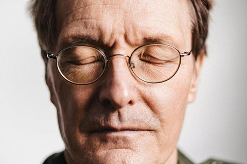 Portrait von Karl Lauterbach mit geschlossenen Augen