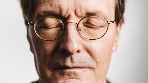 Portrait von Karl Lauterbach mit geschlossenen Augen