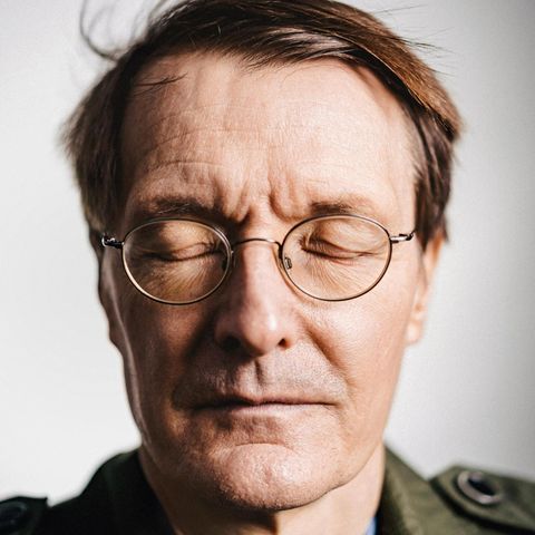 Portrait von Karl Lauterbach mit geschlossenen Augen