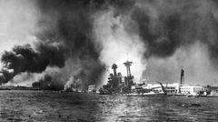 Die brennende Pazifikflotte der USA im Hafen von Pearl Harbor