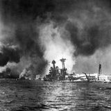 Die brennende Pazifikflotte der USA im Hafen von Pearl Harbor