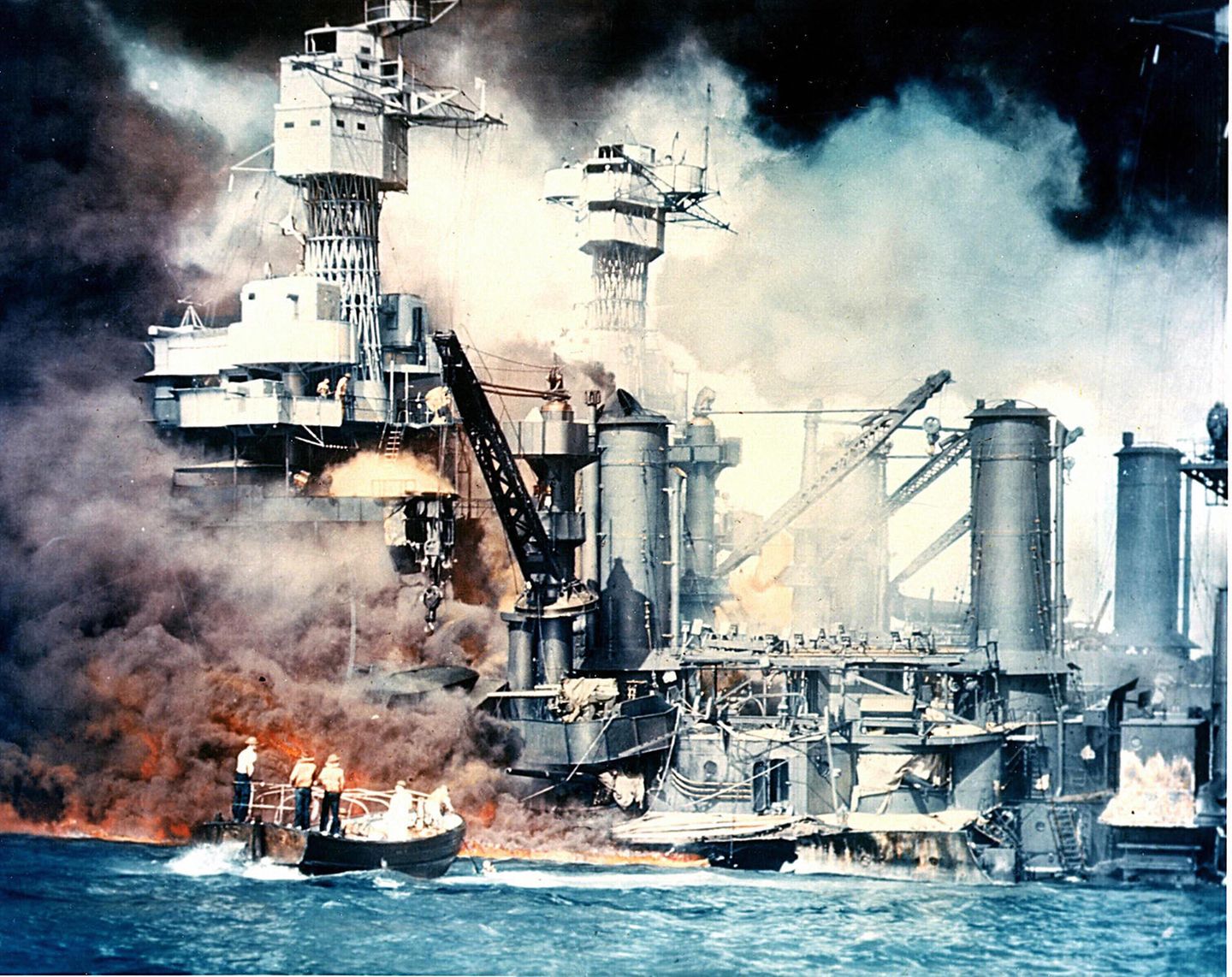 Die "USS West Virginia" steht lichterloh in Flammen. An Bord sind noch Menschen zu erkennen.