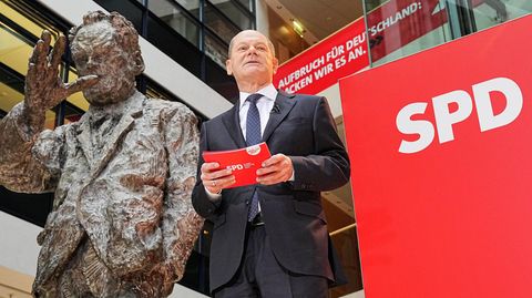 Olaf Scholz neben der Willy-Brandt-Statue und dem SPD