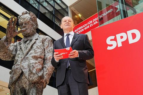 Olaf Scholz neben der Willy-Brandt-Statue und dem SPD