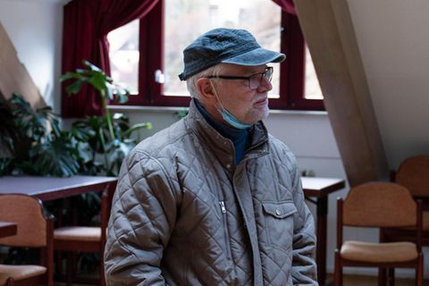 Bürgermeister Thomas Richter an einen Tisch gelehnt