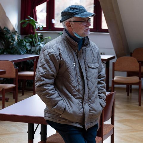 Bürgermeister Thomas Richter an einen Tisch gelehnt