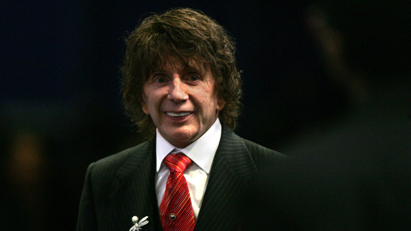 Phil Spector 16. Januar Spector, der seit 2009 in einem Gefängnis in Kalifornien saß, starb im Alter von 81 Jahren in einem Krankenhaus in dem Bundesstaat. Er arbeitete mit Musikgrößen wie den Beatles, Elvis Presley, Tina Turner und The Ronettes zusammen. Weltbekannt wurde er wegen des Mordes an der Schauspielerin Lana Clarkson, für den er im Jahr 2009 zu 19 Jahren Haft verurteilt wurde.