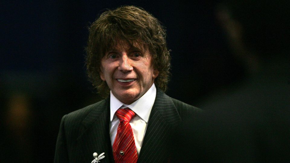 16. Januar  Spector, der seit 2009 in einem Gefängnis in Kalifornien saß, starb im Alter von 81 Jahren in einem Krankenhaus in dem Bundesstaat. Er arbeitete mit Musikgrößen wie den Beatles, Elvis Presley, Tina Turner und The Ronettes zusammen. Weltbekannt wurde er wegen des Mordes an der Schauspielerin Lana Clarkson, für den er im Jahr 2009 zu 19 Jahren Haft verurteilt wurde.  