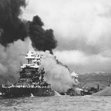 Die "USS Maryland" (l.) schwimmt noch, während die "West Virginia" sinkt und von der "Oklahoma" nur noch der Rumpf sichtbar ist