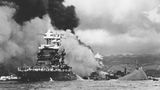 Die "USS Maryland" (l.) schwimmt noch, während die "West Virginia" sinkt und von der "Oklahoma" nur noch der Rumpf sichtbar ist