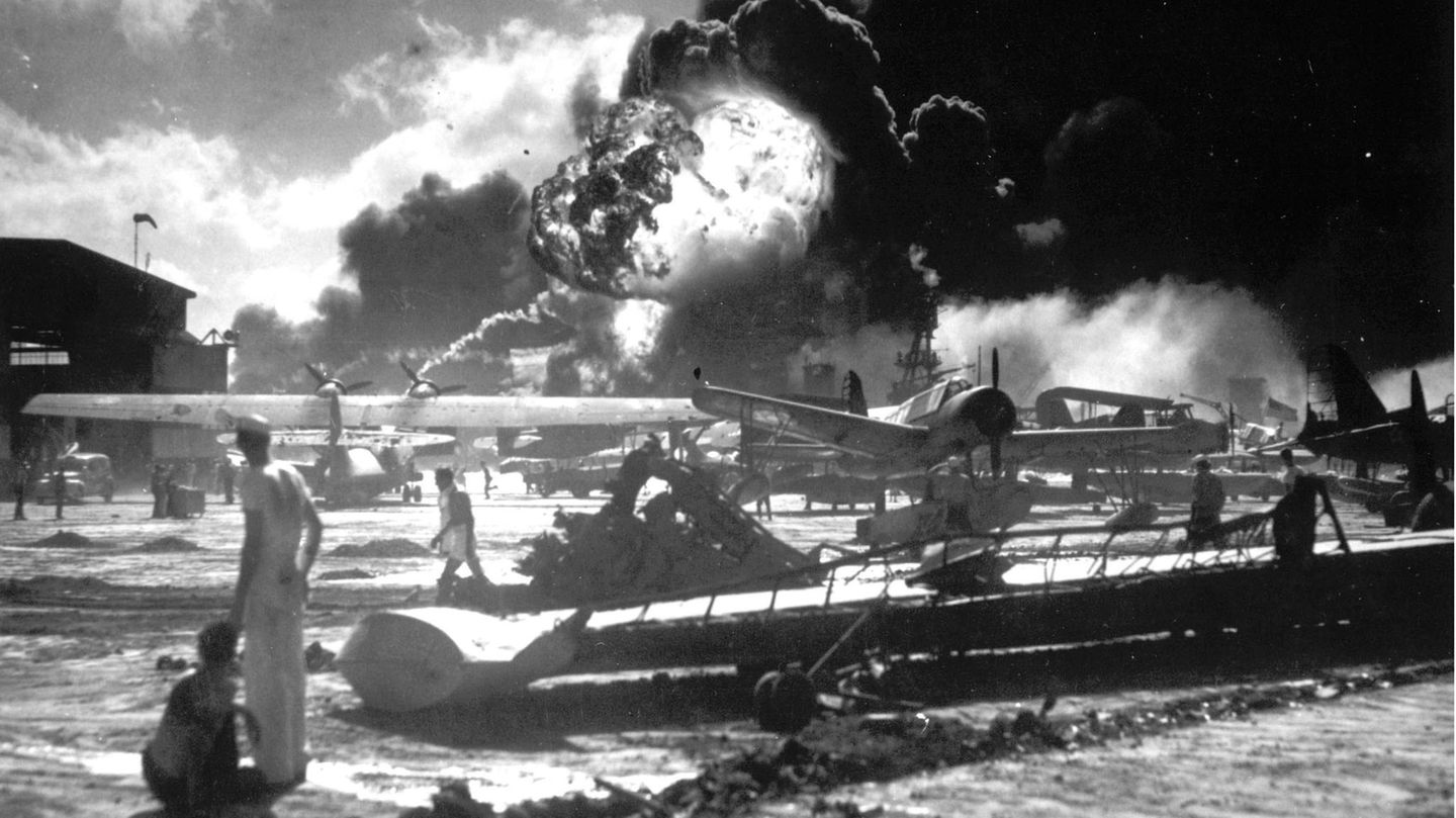 Seeleute auf der Ford Island Naval Air Station beobachten die Explosion der "USS Shaw" im Hintergrund