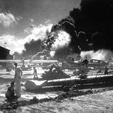 Seeleute auf der Ford Island Naval Air Station beobachten die Explosion der "USS Shaw" im Hintergrund