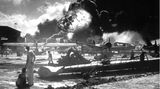 Seeleute auf der Ford Island Naval Air Station beobachten die Explosion der "USS Shaw" im Hintergrund
