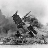 Dunkle Rauchwolken steigen aus der "USS Arizona", während sie im Hafenbecken versinkt