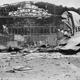 Ein von den japanischen Marinefliegern zerstörter Hangar auf dem Hickam Field