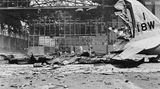 Ein von den japanischen Marinefliegern zerstörter Hangar auf dem Hickam Field