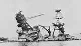 Die gesunkene "USS Arizona". Nur noch die Aufbauten ragen aus dem Wasser.