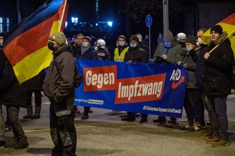 AfD-Anhänger demonstrieren in Greifswald gegen die Corona-Maßnahmen