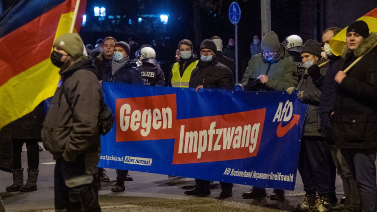 AfD-Anhänger demonstrieren in Greifswald gegen die Corona-Maßnahmen
