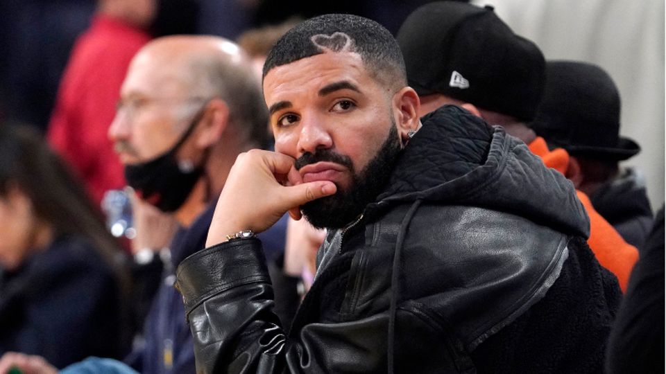 Drake bei einem Basketball-Spiel der NBA.
