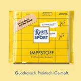 So eine Tafel Ritter Sport ist "Quadratisch, praktisch, gut". Für #ZusammenGegenCorona wurde das Design an einen Impfpass angelehnt. Darunter steht "Quadratisch, praktisch, geimpft". 