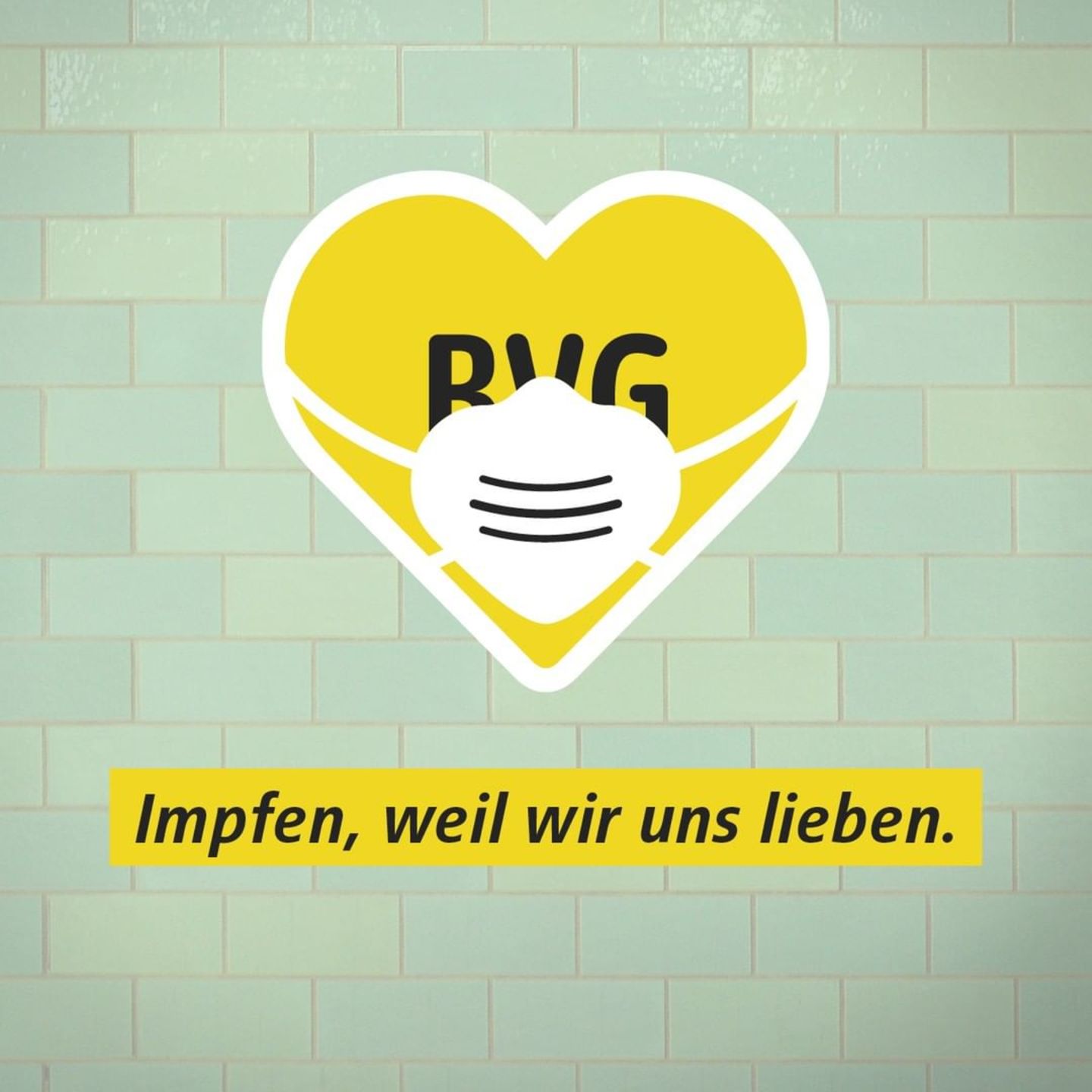Eigentlich werben die Berliner Verkehrsbetriebe mit dem Spruch "Weil wir dich lieben". Zur Kampagne wurde "Impfen, weil wir uns lieben" draus – und zeigt einmal mehr den gemeinschaftlichen Charakter der Kampagne. 