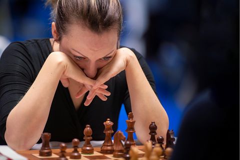 Springer auf C5? Elisabeth Pähtz, 36, versinkt bei der Schach-EM im slowenischen Čatež in strategischen Gedanken