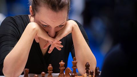 Springer auf C5? Elisabeth Pähtz, 36, versinkt bei der Schach-EM im slowenischen Čatež in strategischen Gedanken