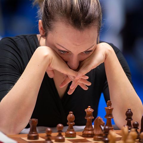 Springer auf C5? Elisabeth Pähtz, 36, versinkt bei der Schach-EM im slowenischen Čatež in strategischen Gedanken