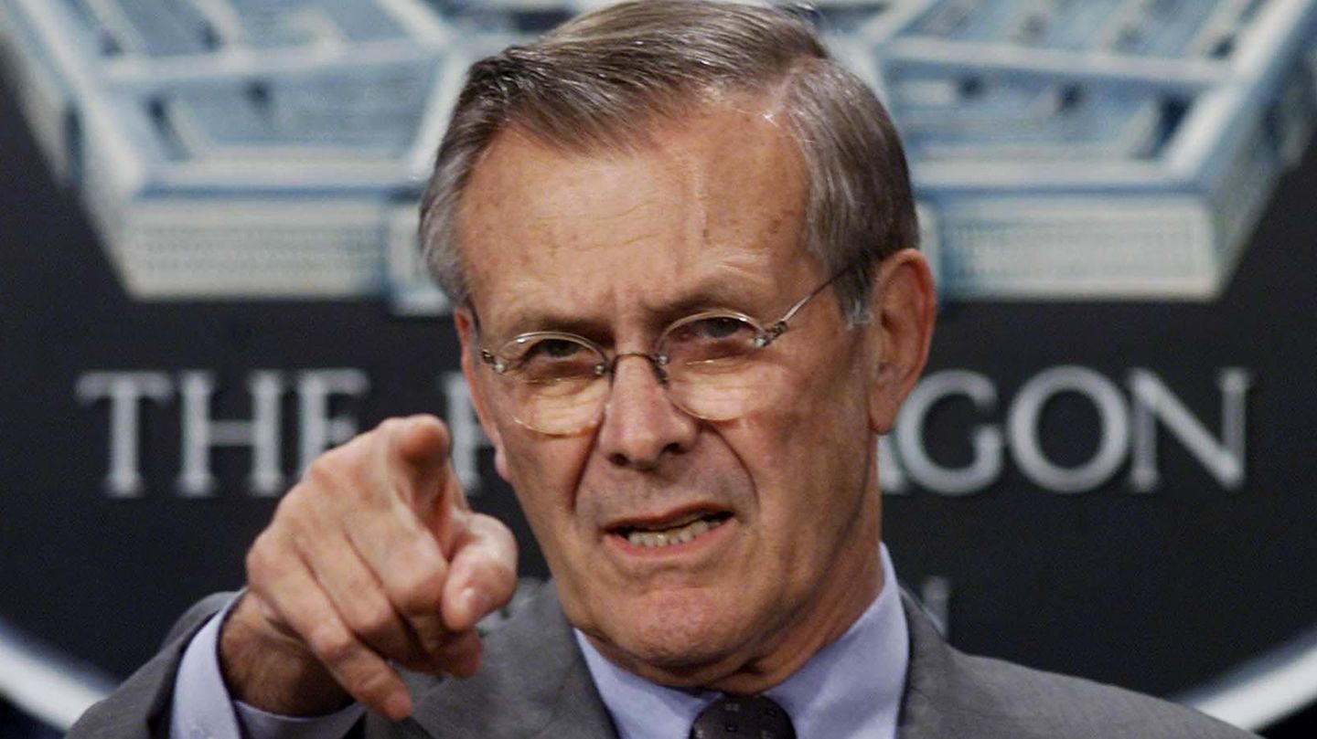 Donald Rumsfeld Donald Rumsfeld zeigt mit dem Finger in die Kamera