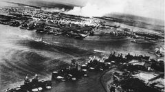 Die Luftaufnahme aus einem japanischen Kampfflugzeug zeigt den Angriff auf die Schiffe der US-Pazifikflotte