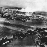 Die Luftaufnahme aus einem japanischen Kampfflugzeug zeigt den Angriff auf die Schiffe der US-Pazifikflotte