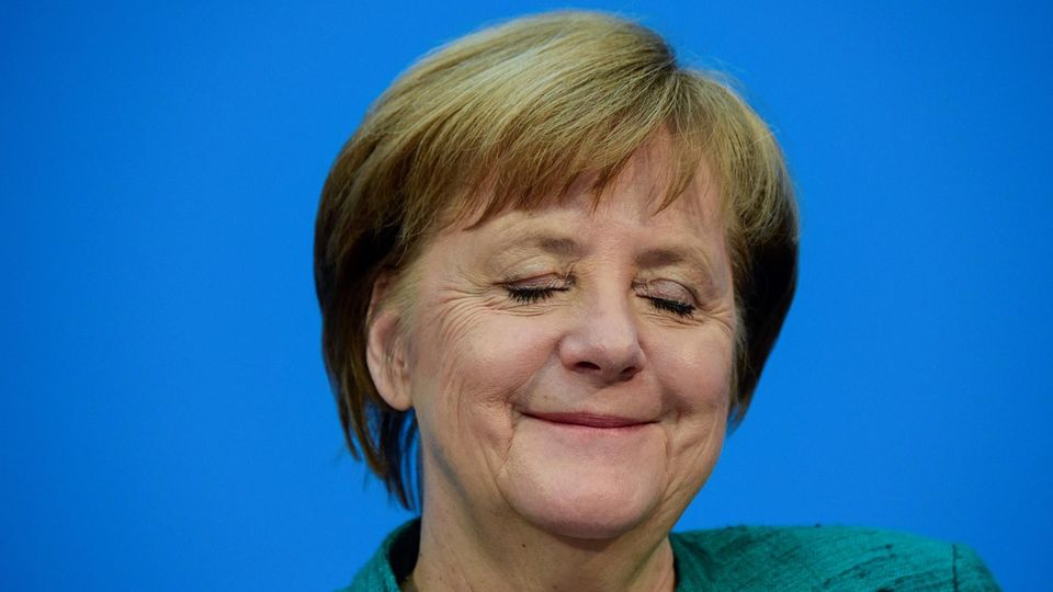 Angela Merkel lächelt mit geschlossenen Augen