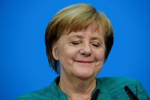 Angela Merkel lächelt mit geschlossenen Augen