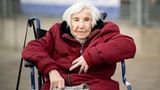 Esther Bejarano, Holocaust-Überlebende, sitzt in einem Rollstuhl vor dem Impfzentrum Hamburg.