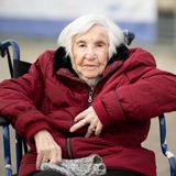 Esther Bejarano, Holocaust-Überlebende, sitzt in einem Rollstuhl vor dem Impfzentrum Hamburg.